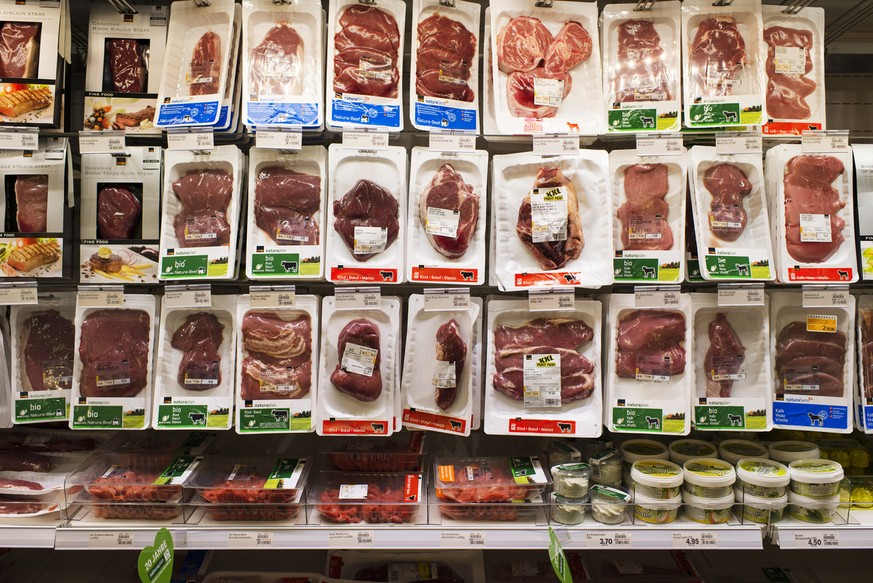 Das Kuehlregal mit Fleischprodukten, aufgenommen im Coop Suedpark in Basel am 03. April 2013. Die Coop-Filiale im Suedpark wurde im Juni 2011 eroeffnet. (KEYSTONE/Christian Beutler)