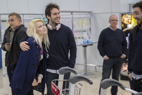 Luca Cunti muss schon am Flughafen das erste Mal mit einem Fan posieren.