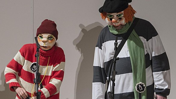 &quot;Dr Spitzbueb&quot; mit einem Bangg ueber Markus Somm am Auftritt des Komitee-Schnitzelbaengg an der Fasnacht im Theater in Basel, am Montag, 23. Februar 2015. (KEYSTONE/Georgios Kefalas)