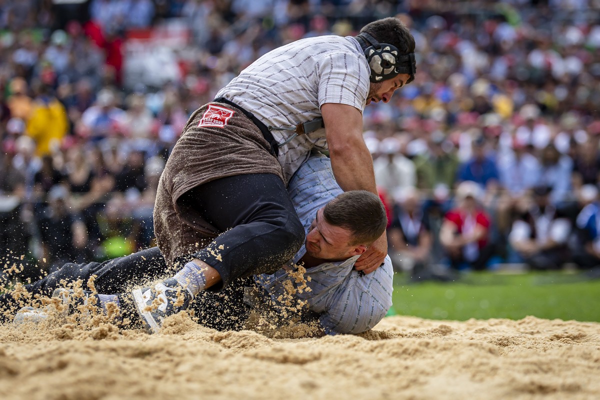 Fritz Ramseier, oben, und Damian Ott, unten, im 3. Gang am Eidgenoessischen Schwing- und Aelplerfest 2025 Glarnerland (ESAF), am Samstag, 30. August 2025, in Mollis. (KEYSTONE/Michael Buholzer)