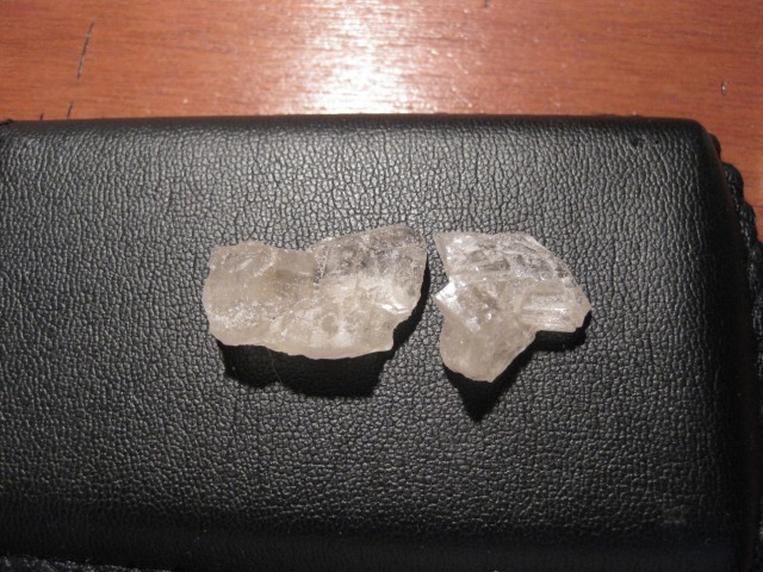 MDMA-Kristalle.
https://de.wikipedia.org/wiki/MDMA#/media/Datei:MDMA_Crystal.jpg