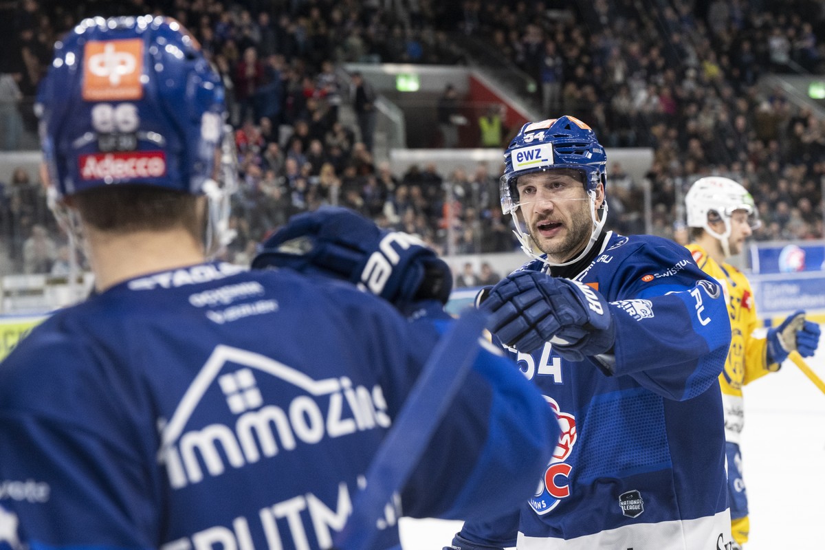 Zuerichs Christian Marti freut sich nach dem 1:0 Tor im Eishockeyspiel der National League zwischen den ZSC Lions und dem HC Davos am Samstag, 19. November 2022, in der Swiss Life Arena in Zuerich. (K ...