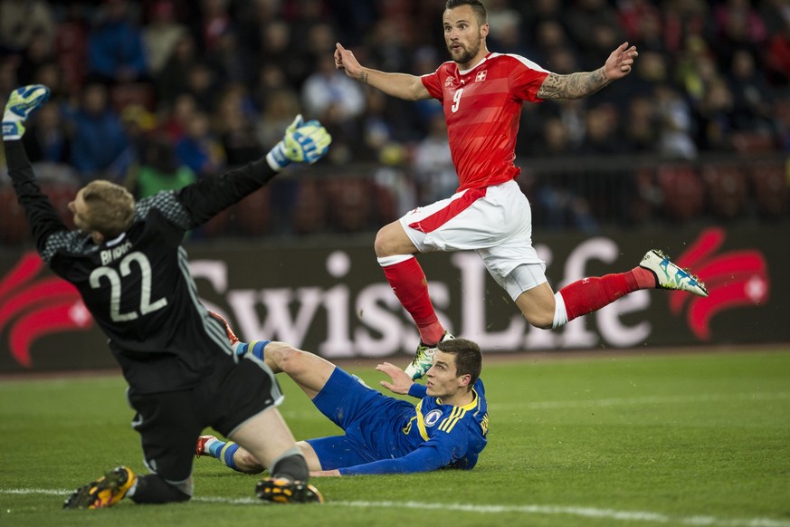 Swiss forward Haris Seferovic, right, fights for the ball against Bosnia-Herzegovina's goalkeeper Jasmin Buric, left, during the friendly soccer match between Switzerland and Bosnia Herzegovina a ...