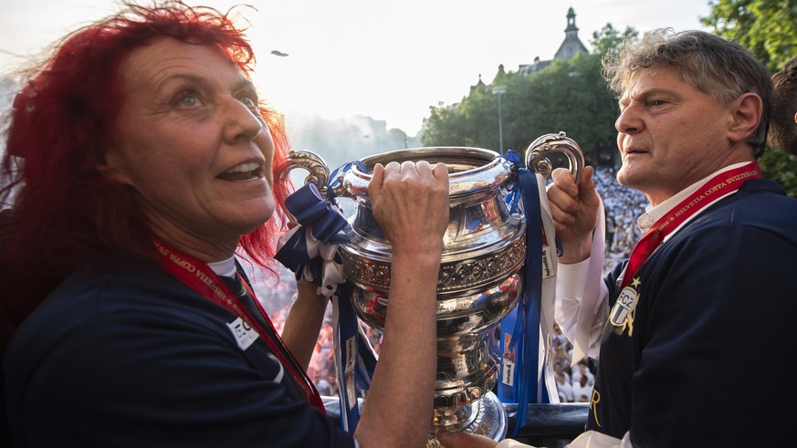 Zuerichs Praesidennt Ancillo Canepa, rechts, und und seine Frau Heliane jubeln mit dem Pokal nach ihrem Sieg im Schweizer Fussball Cupfinalspiel zwischen den Berner Young Boys und dem FC Zuerich, am S ...