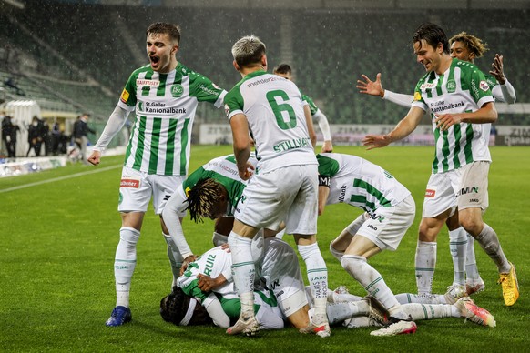 St. Gallen feiert das 4:0 beim Meisterschaftsspiel der Raiffeisen Super League zwischen dem FC St. Gallen und dem FC Lausanne-Sport am Samstag, 15. Mai 2021, im Stadion Kybunpark in St. Gallen. (KEYST ...