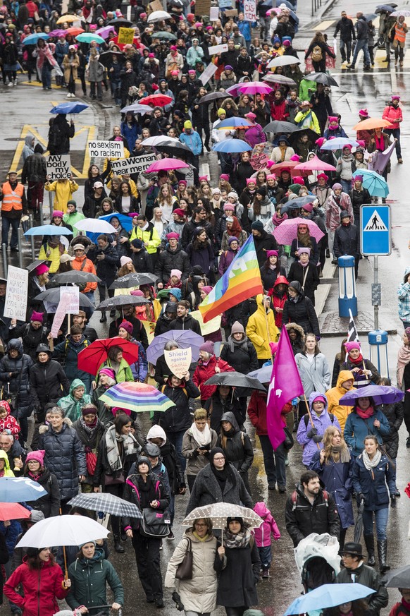 Tausende Frauen und Maenner demonstrieren fuer Frauenrechte, Gleichberechtigung und gegen Diskriminierung am &quot;Women&#039;s March&quot; in der Stadt Zuerich, am Samstag 18. Maerz 2017. Rund 8&#039 ...