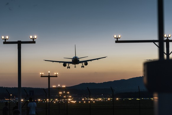 An airplane lands at Zurich Airport in Kloten in the Canton of Zurich, Switzerland, on the evening of August 14, 2017. (KEYSTONE/Christian Beutler)

Ein Flugzeug befindet sich im Landeanflug, aufgen ...