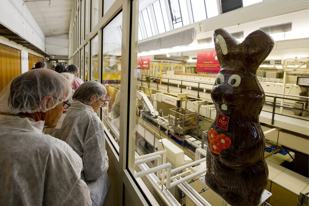 Besucher besichtigen die Produktion der Chocolat Frey AG in Buchs (AG), am Freitag, 31. August 2012. Anlaesslich des diesjaehrigen 125-Jahr-Jubilaeums laedt Chocolat Frey zum Tag der offenen Tuer ein. ...
