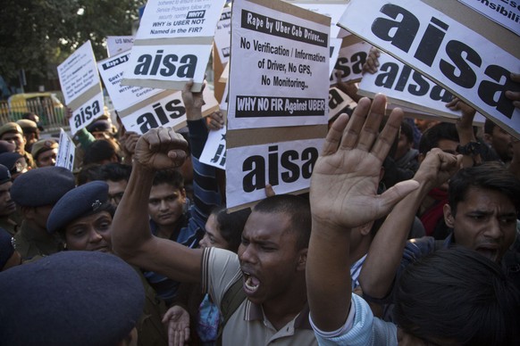 Studenten demonstrieren in Neu Delhi nach der mutmasslichen Vergewaltigung einer Uber-Kundin.