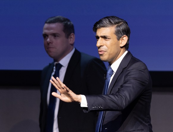 epa10596342 British Prime Minister Rishi Sunak (R) and leader of Scottish Conservatives Douglas Ross (L) attend the Scottish Conservative Conference 2023 in Glasgow, Britain, 28 April 2023. EPA/ROBERT ...