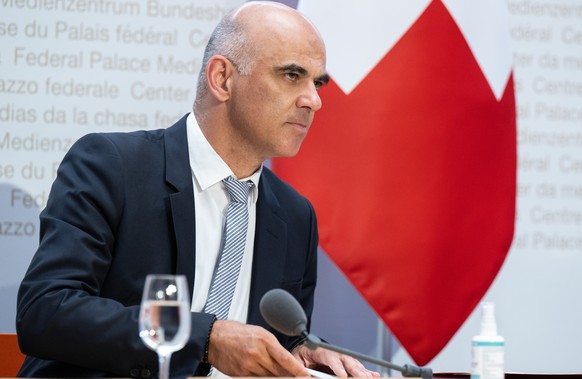 Bundesrat Alain Berset spricht an einer Medienkonferenz ueber die Massentierhaltungsinitiative, am Dienstag, 28. Juni 2022, in Bern. (KEYSTONE/Peter Schneider)