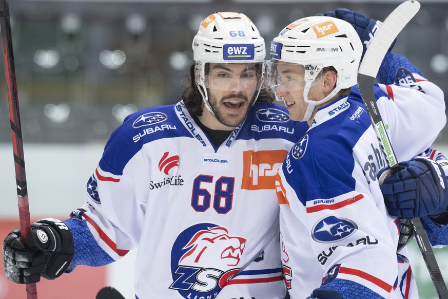 Lions Willy Riedi, links, und Rapahel Prassl, rechts, jubeln waehrend dem Meisterschaftsspiel der National League zwischen dem SC Bern und den ZSC Lions, am Freitag 12. Februar 2021 in der Postfinance ...