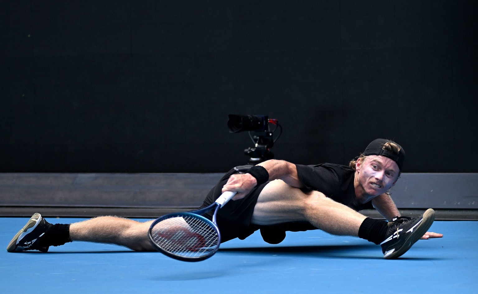 Bilder des Jahres 2024, Sport 01 Januar Sport Themen der Woche KW02 Sport Bilder des Tages TENNIS AUSTRALIAN OPEN, Dane Sweeny of Australia stretches to return during his first round match against Fra ...