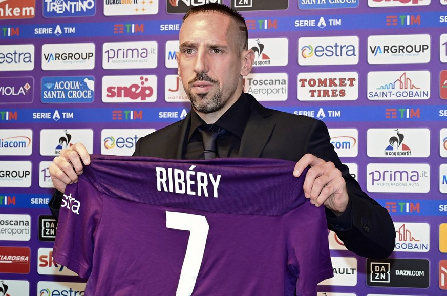 Newly hired French forward of Fiorentina, Franck Ribery, shows his jersey during a press conference for his official presentation in Florence, Italy, Thursday, Aug. 22, 2019. (Claudio Giovannini/ANSA ...