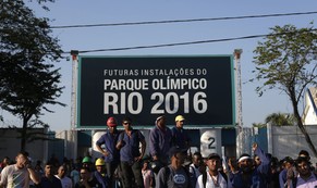 Streiks wie hier vor dem Olympia-Park in Rio verzögern alles.