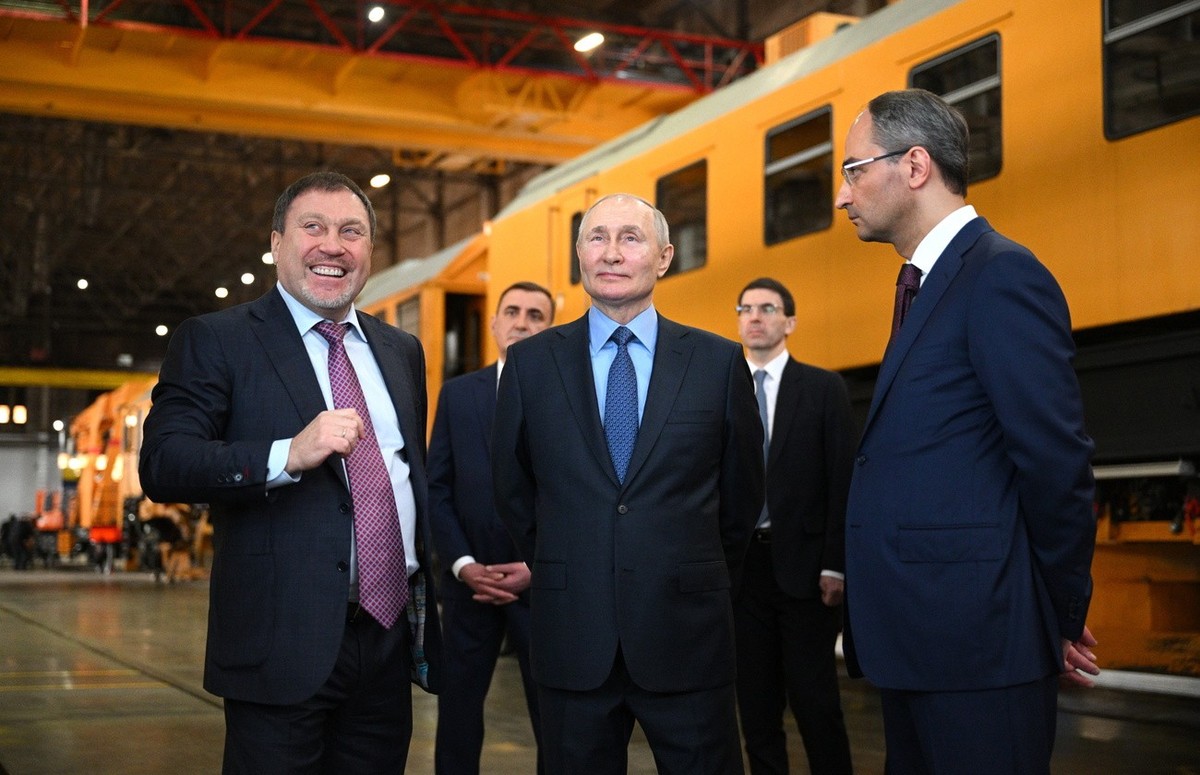 epa10557811 Russian President Vladimir Putin (C) visits the Tulazheldormash plant, a leading Russian machine-building enterprise during his working trip to the Central Federal District, in Tula, Russi ...