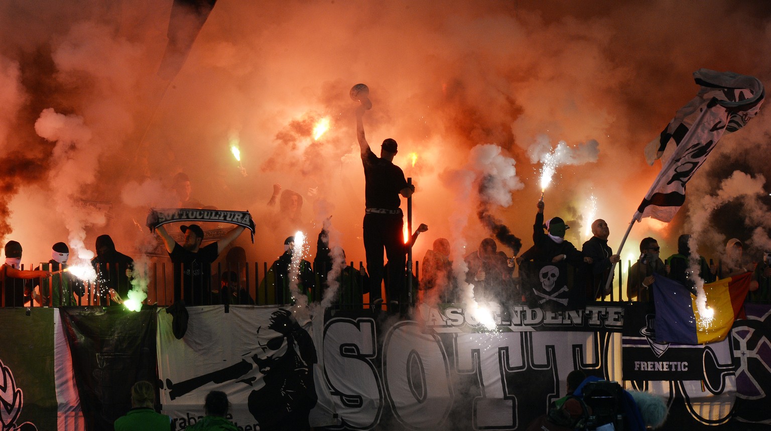 Die Fans aus Mönchengladbach zündeten ein regelrechtes Feuerwerk