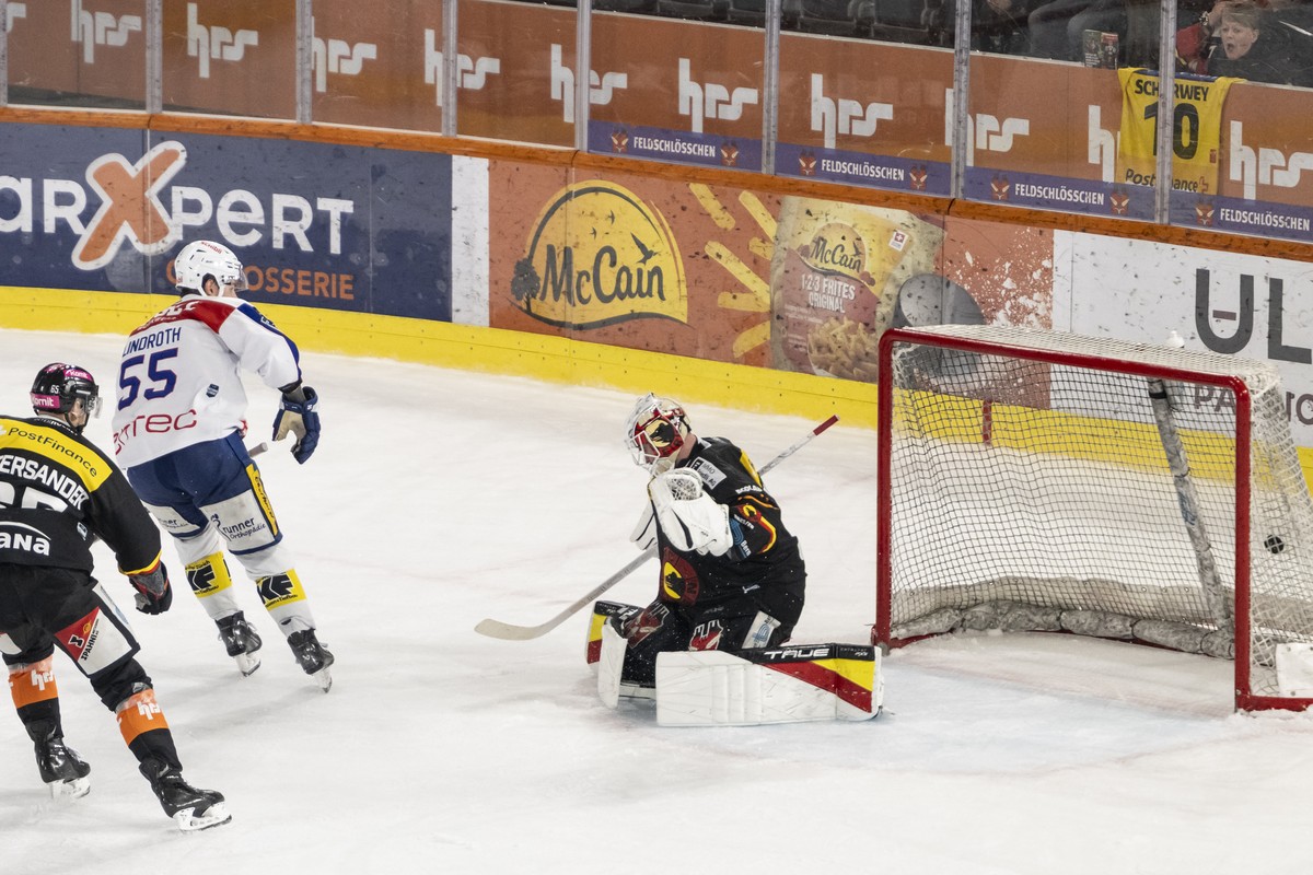 Max Lindroth (EHCK), Mitte, erzielt das 1:2 Siegestor in der Overtime, gegen Torhueter Sandro Zurkirchen (SCB), rechts, und Ramon Untersander (SCB), links, im Spiel der Eishockey National League zwisc ...