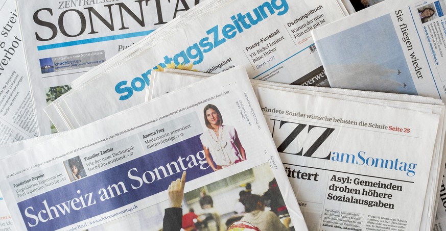 Die Sonntagzeitung verschiedener Konzerne, Schweiz am Sonntag, NZZ am Sonntag, Sonntagszeitung und Zentralschweiz am Sonntag liegen auf einem Tisch, aufgenommen am Dienstag, 12. April 2016 in Zuerich. ...