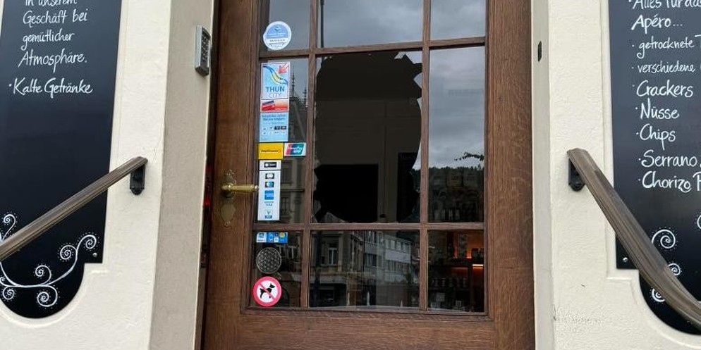 Räuber zerstörten in der Nacht von Sonntag auf Montag die Türe beim Spezialitäten-Laden Wenger in Thun.