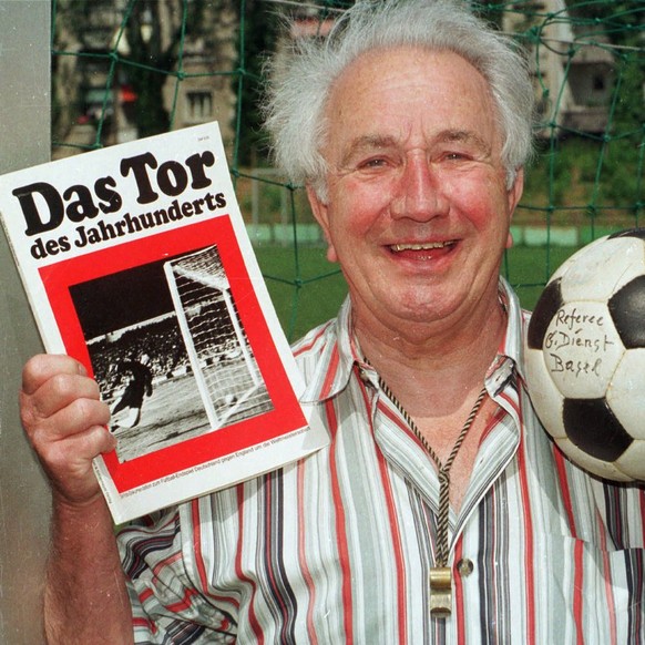 ARCHIVE -- Gottfried &#039;Gotti&#039; Dienst mit Buch und corpus delicti des umstrittenen &#039;Wembley-Tors&#039; im WM-Final von 1966 zwischen Deutschland und England (Aufnahme 1996). Gotti Dienst  ...