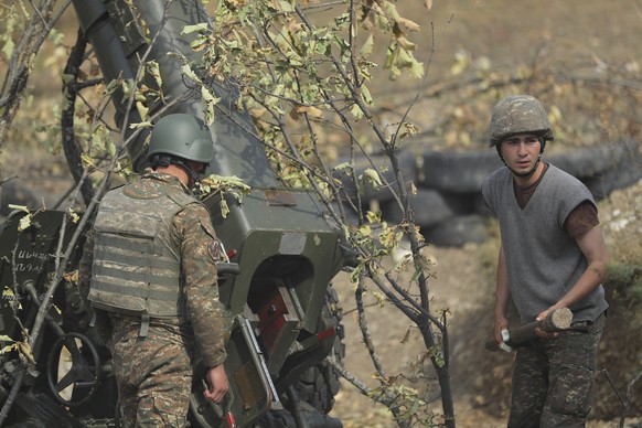 Ethnic Armenian soldiers fire an artillery piece at a fighting position on the front line, during a military conflict against Azerbaijan&#039;s armed forces in the separatist region of Nagorno-Karabak ...