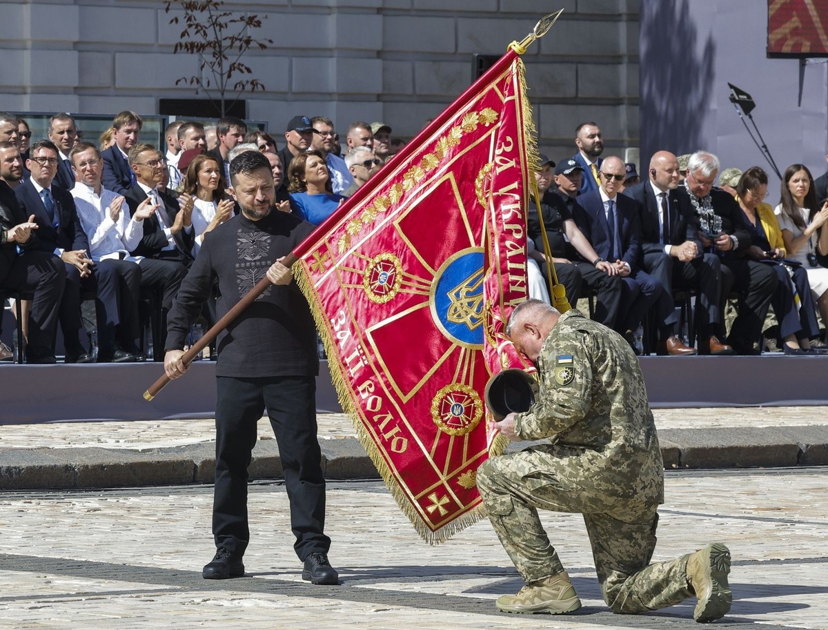 epa13188711 Ukrainian President Volodymyr Zelensky (L) hands the standard to a representative of one of the Ukrainian units during an event marking Ukraine's Independence Day near the St. Sophia  ...