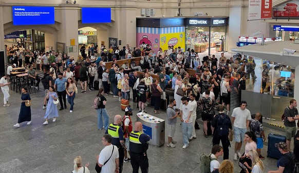 epa13059608 Passengers queue at the Deutsche Bahn service point in the arrivals hall at the main station in Bremen, Germany, 23 June 2026. Deutsche Bahn said all trains were being held at stations due ...