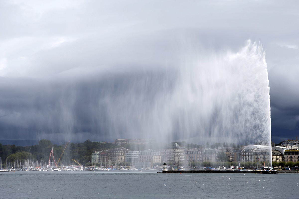 epa04349662 A view of Geneva harbour with the famous water fountain Jet d'eau, in Geneva, Switzerland, 11 August 2014. EPA/SALVATORE DI NOLFI