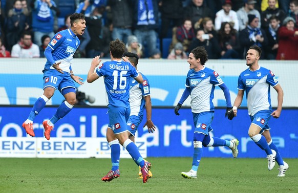 Pirmin Schwegler feiert mit Hoffenheimer einen Last-Minute-Sieg gegen Stuttgart.