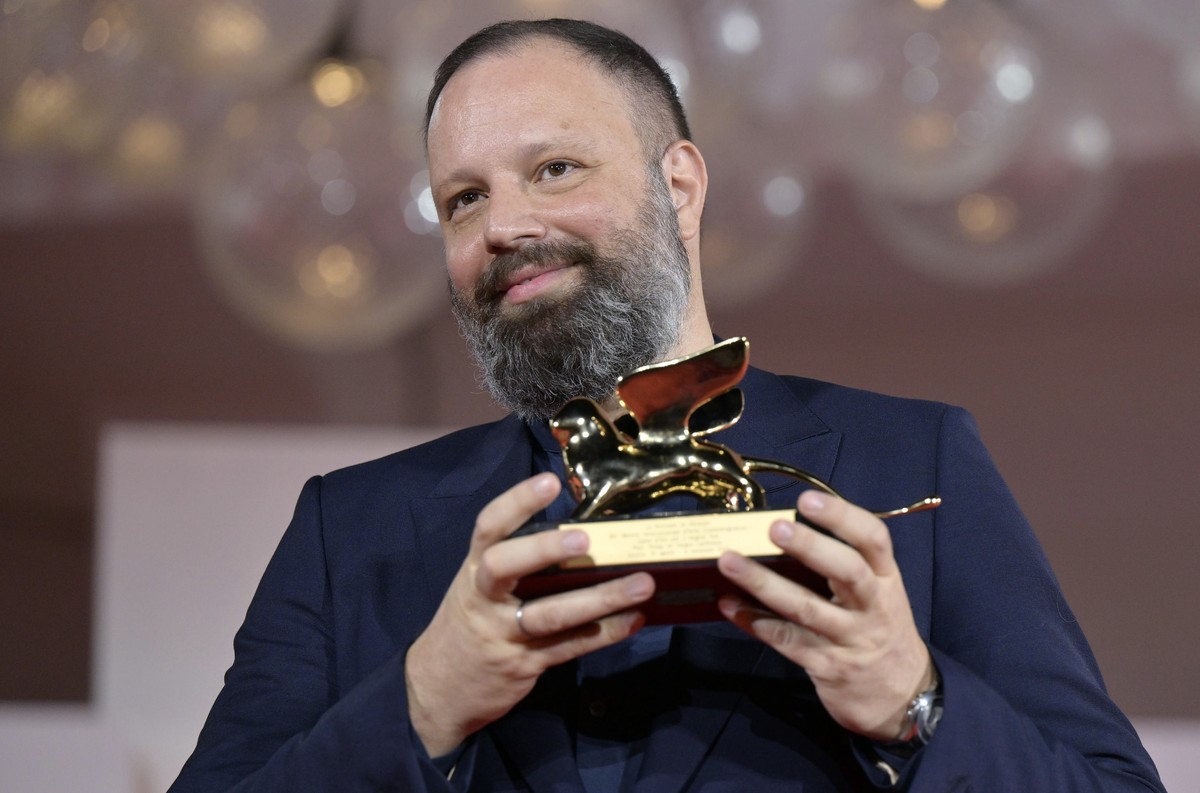 epa10851318 Greek filmmaker Yorgos Lanthimos holds the Golden Lion award for his movie 'Poor Things' at the closing and awards ceremony of the 80th annual Venice International Film Festival, ...