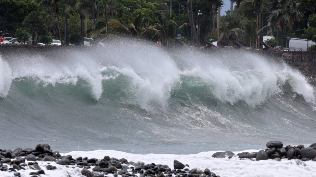 Arrivée imminente du cyclone Garance à La Réunion.
