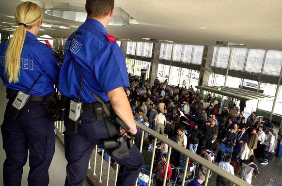 Kantonspolizisten am Flughafen Zürich: Die Verhaftung des mutmasslichen Dschihad-Touristen fand in Zusammenarbeit mit der Bundeskriminalpolizei BKP statt.