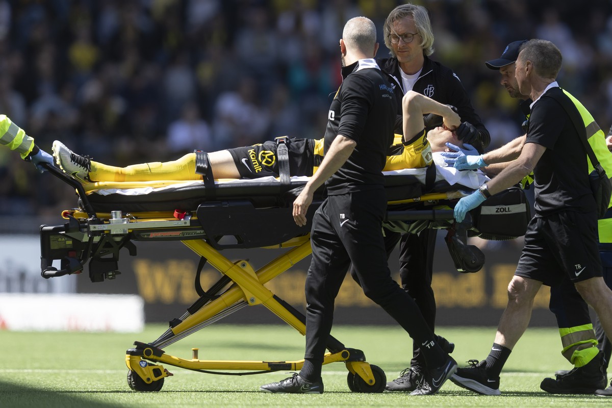 Der verletzte Sandro Lauper (YB) wird abtransportier, im Super League Spiel zwischen dem BSC Young Boys und dem FC Basel, am Sonntag, 18. Mai 2025 im Stadion Wankdorf in Bern. (KEYSTONE/Peter Klaunzer ...