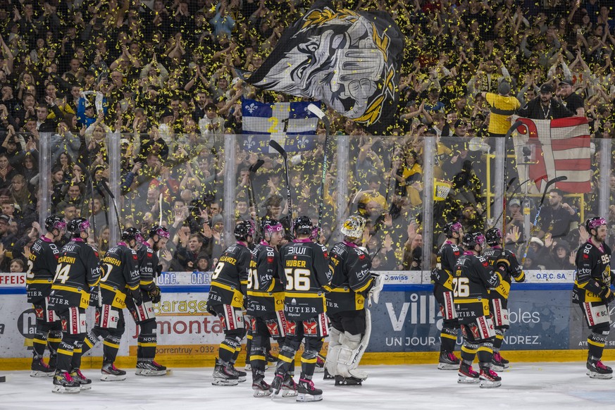 Ajoies Spieler und Fans feiern den Sieg nach dem Eishockey-Qualifikationsspiel der National League zwischen dem HC Ajoie und dem SC Bern in der Raiffeisen Arena in Porrentruy, am Samstag, 14. Januar 2 ...