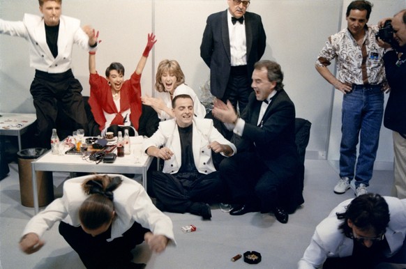 Die Band Riva tritt am 7. Mai 1989 in Lausanne fuer Jugoslawien mit dem Song "Rock me" am Grand Prix Eurovision de la Chanson auf und gewinnt den Contest. Freude herrscht waehrend der Punkte ...
