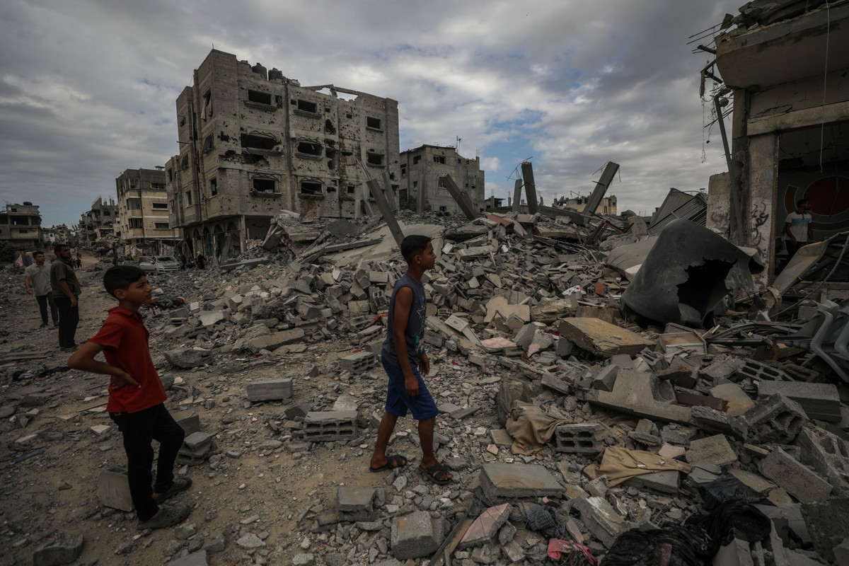 epa11609800 Palestinians search among the rubble of a destroyed house following Israeli airstrikes in the al-Bureij refugee camp in the southern Gaza Strip, 17 September 2024. According to the Palesti ...