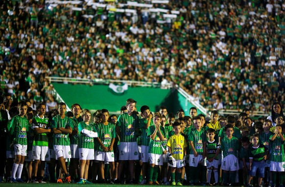 Youth players of Chapecoense soccer club pay tribute to Chapecoense&#039;s players at the Arena Conda stadium in Chapeco, Brazil, November 30, 2016. REUTERS/Ricardo Moraes