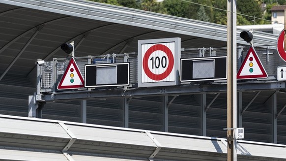 Laermschutzwaende schuetzen die Bewohner der nahgelegenen Haeuser vor dem Laerm der Autobahn A2 und der Eisenbahn, fotografiert am 31. Mai 2021 in Bissone, Kanton Tessin. (KEYSTONE/Gaetan Bally)