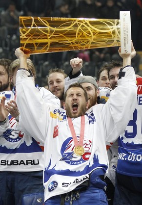 ZSC Spieler Jeff Tambellini stemmt den Meisterpokal nach dem siebten Playoff-Finalspiel der National League A zwischen dem SC Bern und den ZSC Lions am Dienstag, 17. April 2012 in der Postfinance-Aren ...