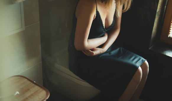 Unbekannte Frau auf der Toilette mit Bauchschmerzen. Unbekannte Frau auf der Toilette mit Bauchschmerzen. LicenseRF ,model released, Symbolfoto Copyright: xZoonar.com/DmitrixMarutax 23761387 ,model re ...