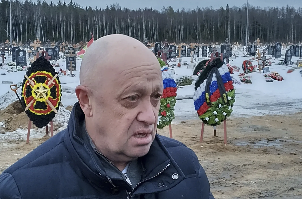 Le patron de Wagner, Yevgeny Prigozhin, assiste régulièrement aux funérailles de ses combattants. Photo prise le 24 décembre 2022 dans un cimetière militaire près de Saint-Pétersbourg.
