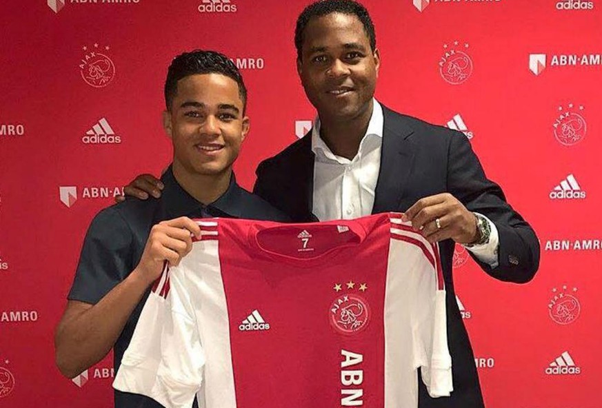 Justin Kluivert zusammen mit Stürmer-Legende und Vater Patrick Kluivert.