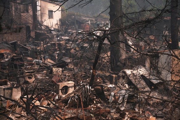 A house and belongings destroyed by a wildfire are photographed as the fire continues to spread near Pelayos de la Presa, Madrid province, Spain, Tuesday, July 28, 2026. (AP Photo/Manu Fernandez)
APTO ...