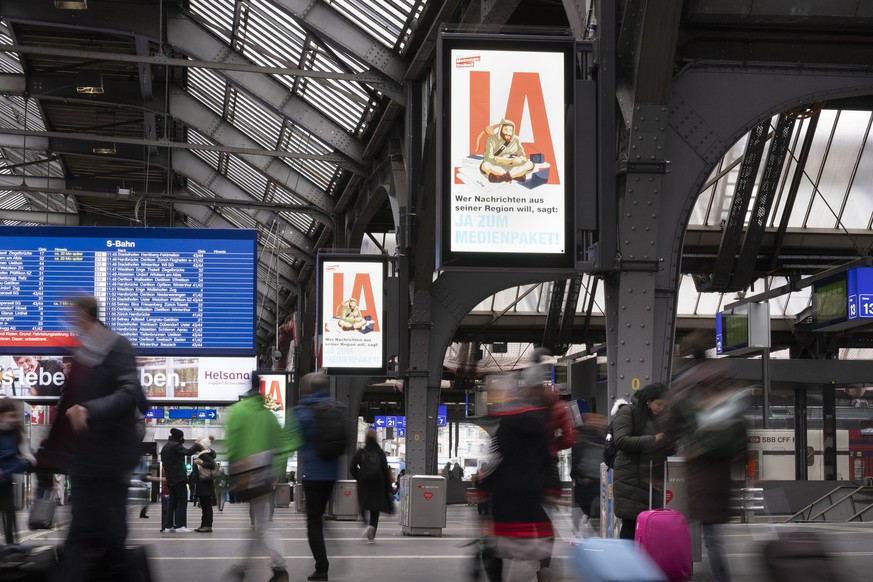 Eine Leuchtwand wirbt fuer ein Ja zum Mediengesetz, fotografiert am Montag, 31. Januar 2022 im Hauptbahnhof in Zuerich. Am 13. Februar wird die Schweizer Bevoelkerung in einer Volksabstimmung ueber da ...