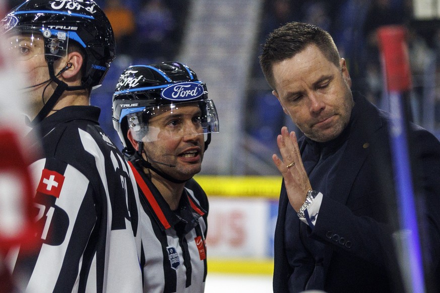 Headschiedsrichter Mark Lemelin im Gespraech mit SC Rapperswil-Jona Lakers Cheftrainer Stefan Hedlund waehrend dem Eishockey-Meisterschaftsspiel der National League zwischen dem EHC Kloten und den SC  ...