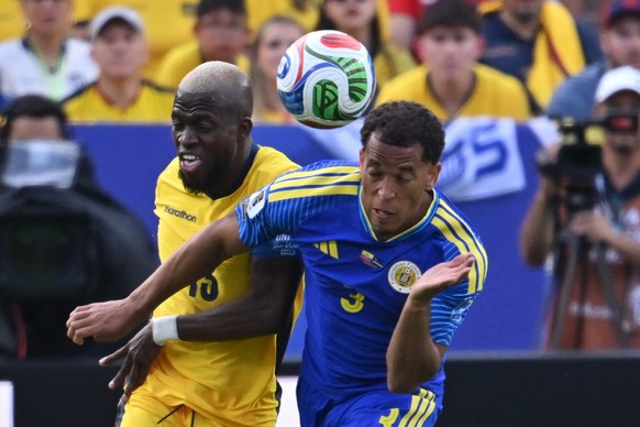 epa13053114 Enner Valencia of Ecuador (L) in action against Jurien Gaari of Curacao (R) during the FIFA World Cup 2026 group stage match Ecuador against Curacao, in Kansas City, USA, 20 June 2026. EPA ...