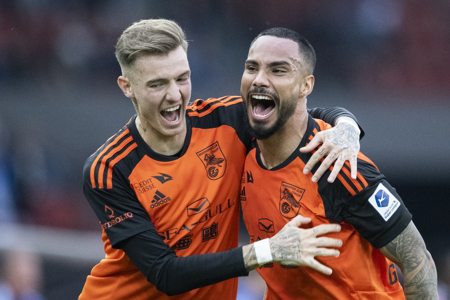 GCs Guilherme Schettine, rechts, jubelt mit Bendeguz Bolla nach seinem 0:1 Tor im Fussball Meisterschaftsspiel der Super League zwischen dem FC Zuerich und dem Grasshoppper Club Zuerich im Letzigrund, ...