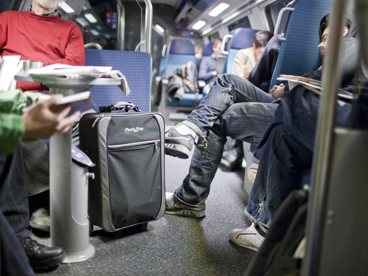 Rail traverlers sit in an InterCity double-deck train of the Swiss Federal Railways SBB from Zurich to Berne, Switzerland, pictured on November 27, 2009. (KEYSTONE/Gaetan Bally)

Zugreisende sitzen am ...