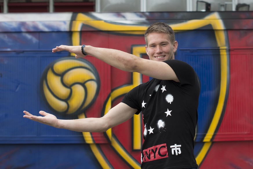 12.08.2014; Basel; Fussball Super League - FC Basel; Tomas Vaclik posiert hinter dem Stadion (Andreas Meier/freshfocus